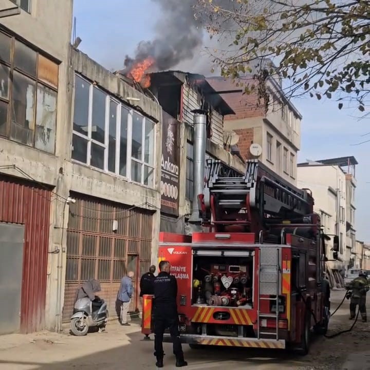 İnegöl’de mobilya imalathanesinde yangın