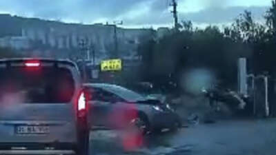 İş yerine girmek isteyen otomobile motosiklet çarptı: 2 yaralı