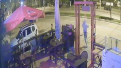 İşyerine defalarca giren hırsızı sopayla kovaladı: o anlar kamerada