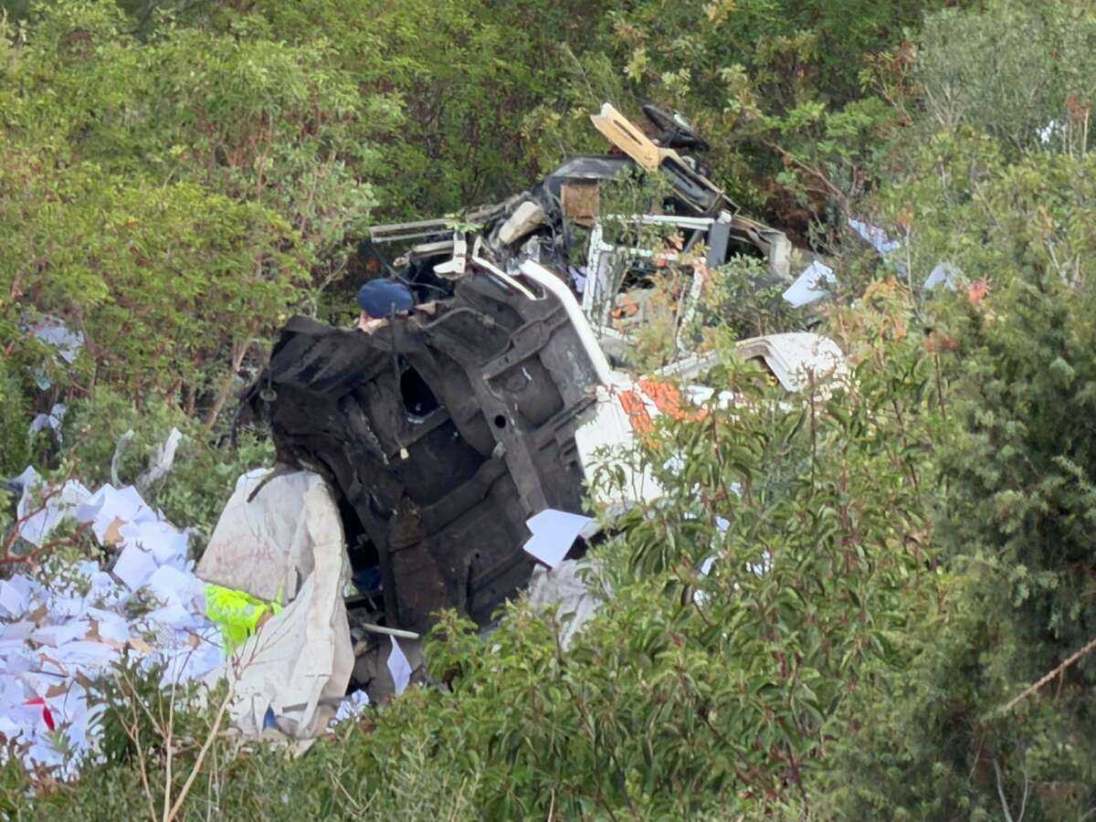 İznik-Yenişehir yolunda tır uçurumdan yuvarlandı: 2 ölü