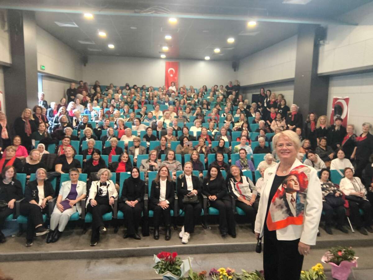 Kadınlar, Atatürk’ü sevdiği şarkılarla andı