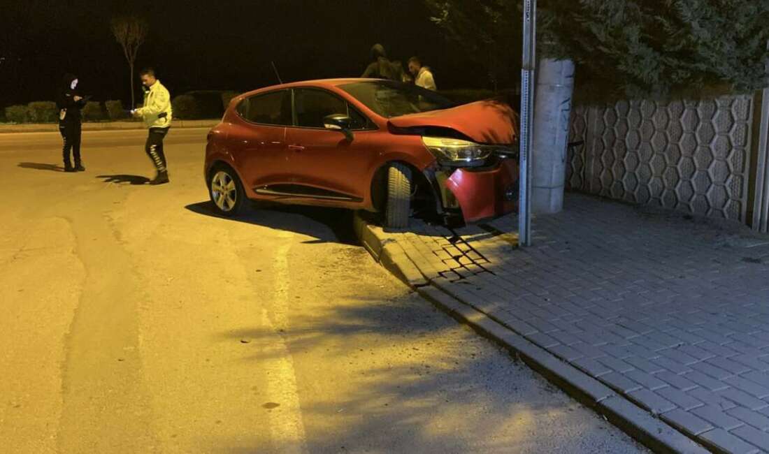 Kontrolden çıkan otomobil, beton direğe çarptı Bursa'nın İnegöl ilçesinde meydana