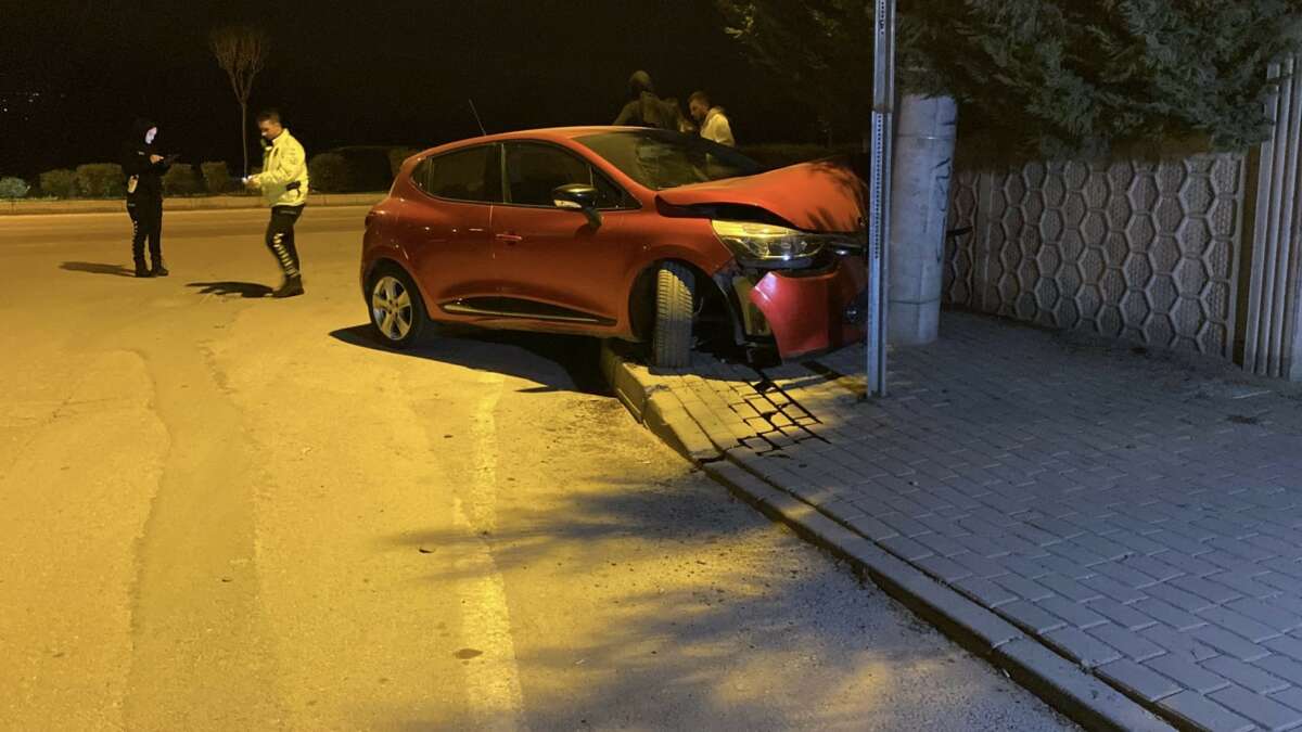 Kontrolden çıkan otomobil, beton direğe çarptı