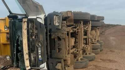 Kontrolden yükünü boşaltan kamyon devrildi : 1 yaralı