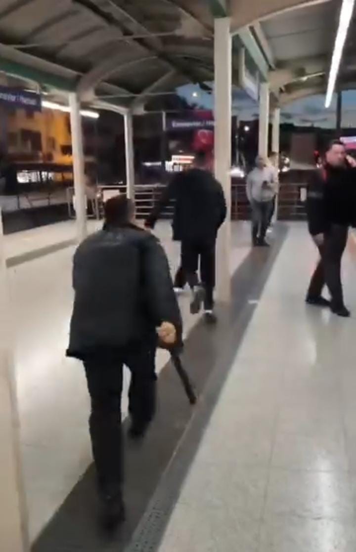 Metroda yumruklu kavga!