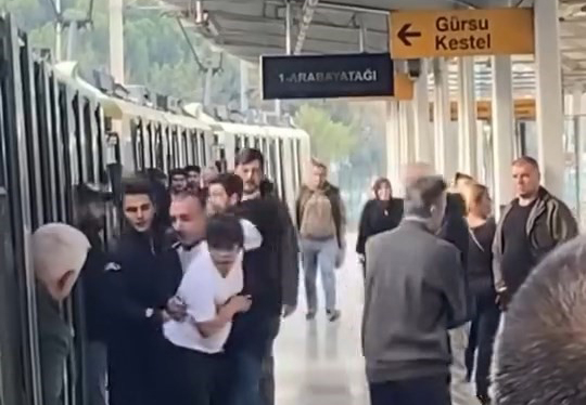 Bursa'da metroda vatandaş ile