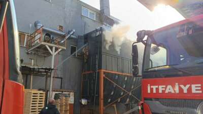 Mobilya fabrikasında yangın: 1 işçi yaralandı
