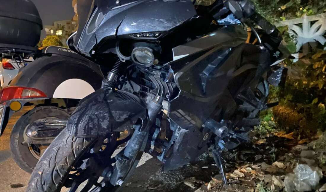 Motosiklet ile otomobil çarpıştı: 2 genç yaralandı Bursa'nın Mudanya ilçesinde otomobil