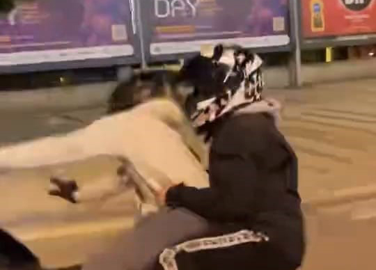 Motosikletiyle ön kaldırdı, kayarak böyle düştü