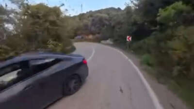 Motosikletlinin saniyelerle ölümden kurtulduğu anlar kameraya yansıdı