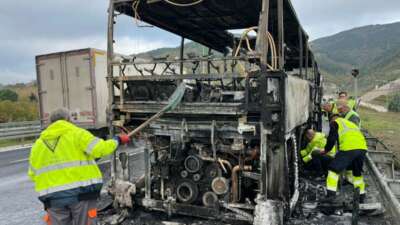 Ortaokul öğrencilerini taşıyan otobüs alevlere teslim oldu