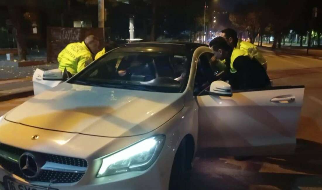 Polis ekiplerinden kaçmaya çalışan alkollü sürücü 63 bin 911 TL ceza yedi Bursa'nın Osmangazi ilçesinde polis