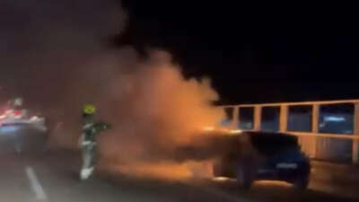 Seyir halindeki otomobil alev alev yandı