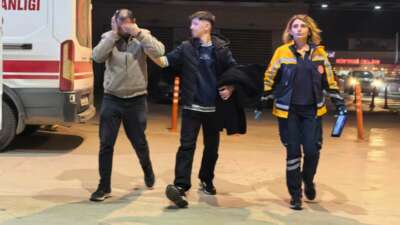 Şişede durduğu gibi durmadı, aşırı alkol kulağına mal oldu