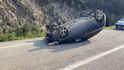 Takla Atan otomobilden emniyet kemeriyle kurtuldular