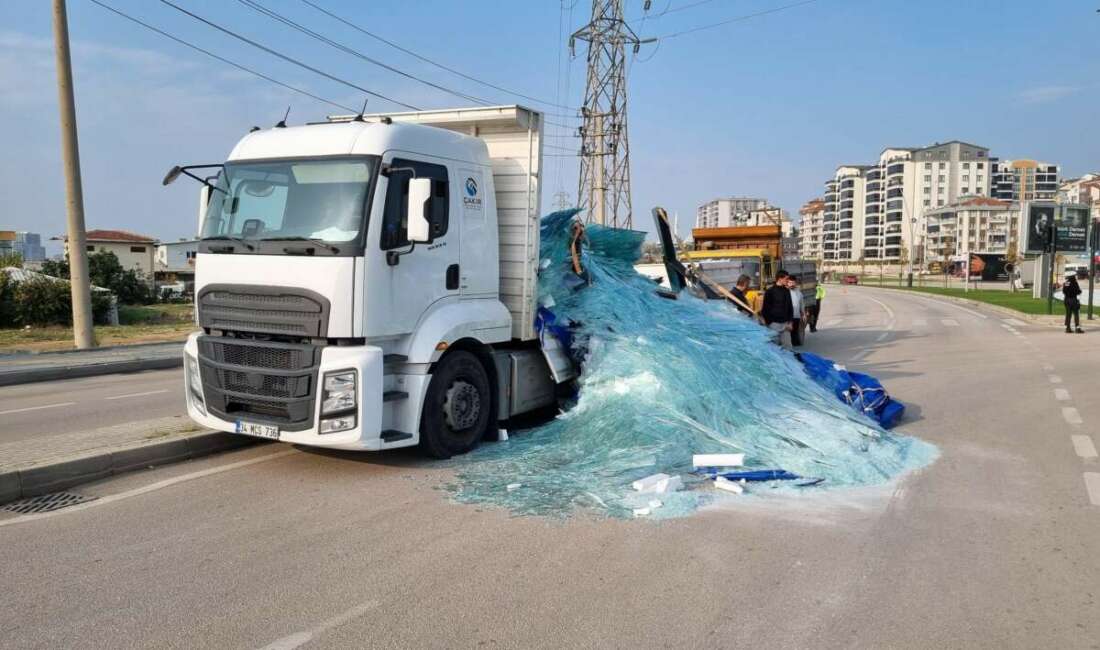 Tonlarca ağırlıktaki cam yola saçıldı Bursa'da kamyonetin kasasında bulunan