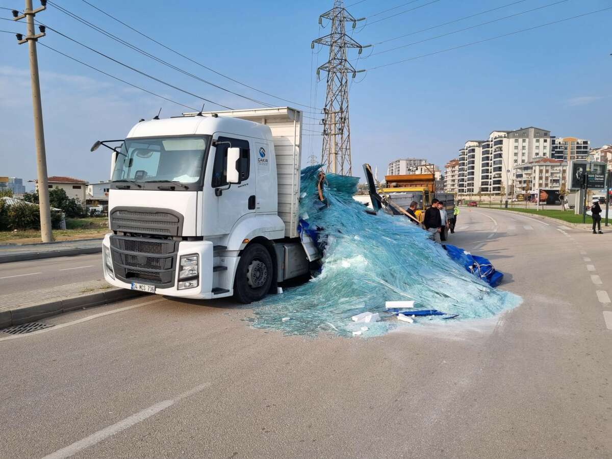 Tonlarca ağırlıktaki cam yola saçıldı