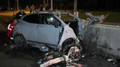 Tuzla’da otomobil gişelere saplandı: Sürücü hayatını kaybetti