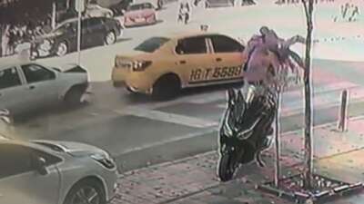 Yaya geçidinde anne ve bebeğe otomobil böyle çarptı