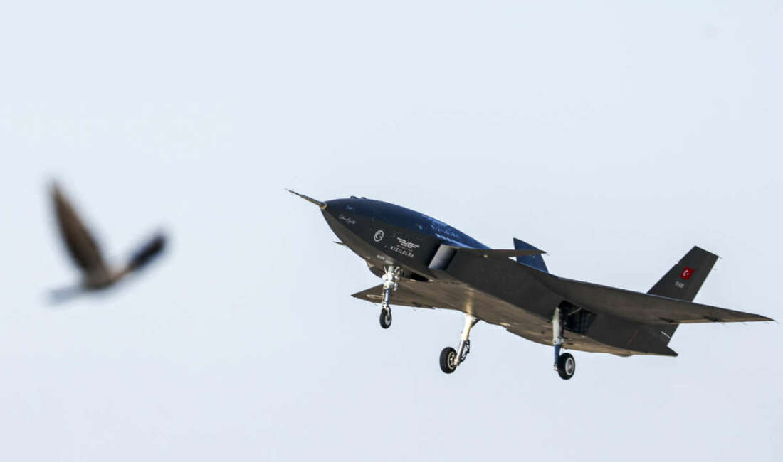 Bayraktar KIZILELMA, hava-hava füzesiyle hedefi tam isabetle vurdu