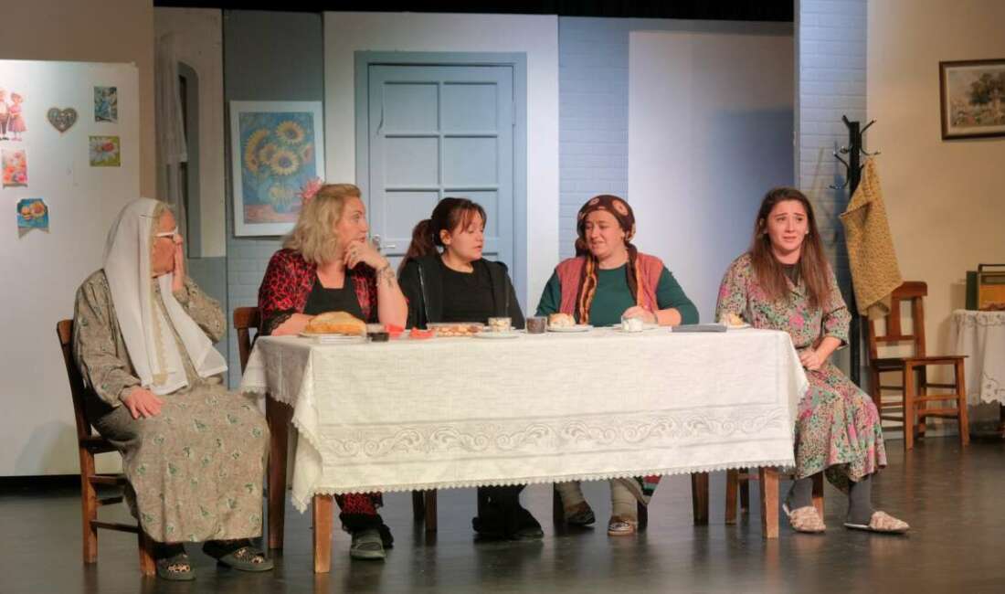 “Kadın sığınağı” ilk gösterimiyle izleyiciden tam not aldı İnegöl Belediyesi Şehir Tiyatrosu’nun