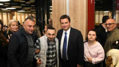 Başkan Erkan Aydın engelleri sevgiyle aştı