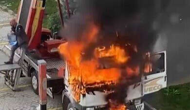 6. kata eşya çıkaran vinçli kamyon alev alev yandı