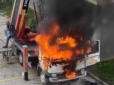 6. kata eşya çıkaran vinçli kamyon alev alev yandı Bursa'da lüks bir sitede