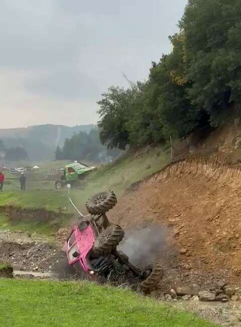 Off-road yarışında kontrolden çıkan araç böyle takla attı Bursa'da düzenlenen off-road yarışında