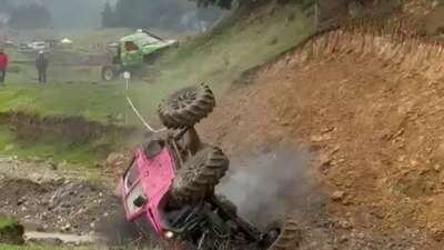 Off-road yarışında kontrolden çıkan araç böyle takla attı