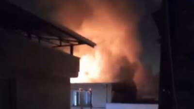 Bursa'da gece saatlerinde bir apartmanın