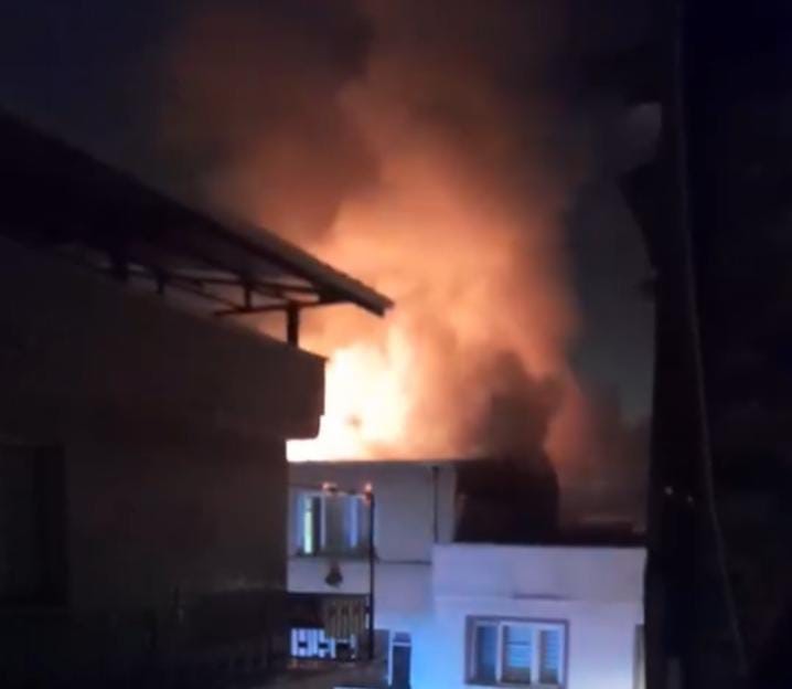 Bursa’da çatı yangını mahalleyi ayağa kaldırdı Bursa'da gece saatlerinde bir