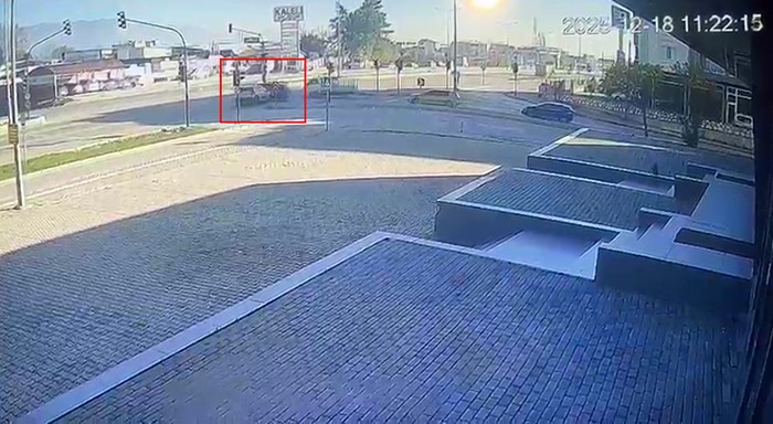Bursa’da kırmızı ışık ihlali kazayı böyle getirdi : 2 kadın yaralı Bursa'da kırmızı ışık ihlali