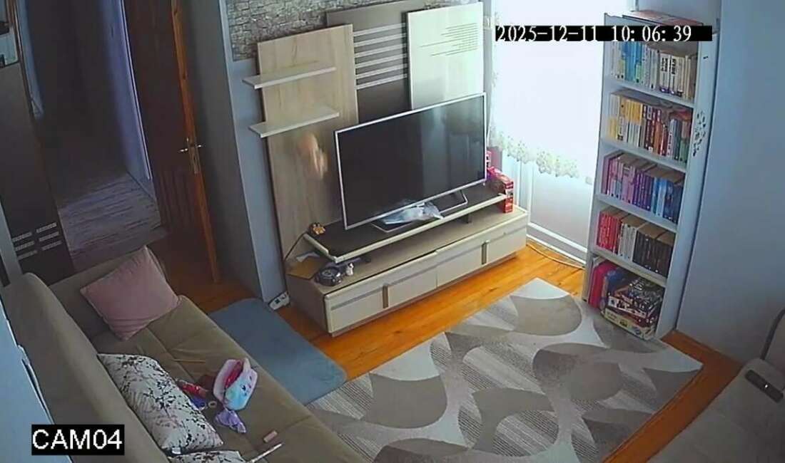 Balıkesir’de kameralara yansıyan anlar depremin şiddetini gösterdi Balıkesir’in Sındırgı ilçesinde meydana