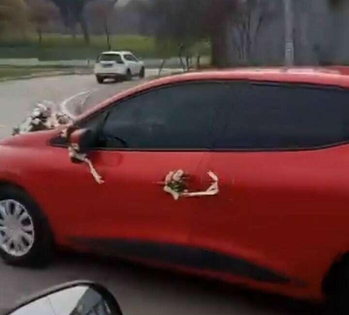 Bursa trafiğinde ilginç görüntü: Görenleri güldürdü Bursa’da trafikte seyir halindeki süslü