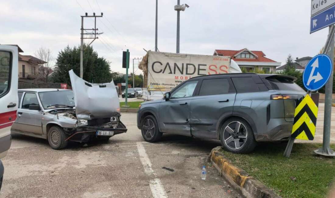 Bursa’da Işık ihlali kaza getirdi: 2 yaralı Bursa'nın İnegöl ilçesinde, kırmızı