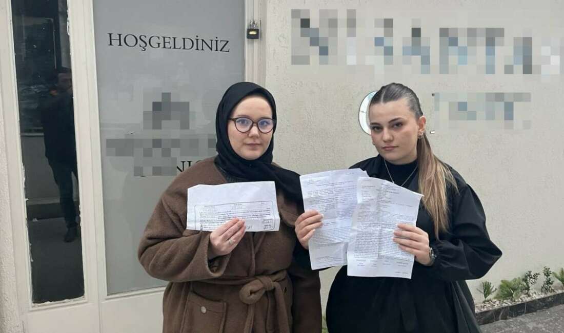 Bursa'da iki arkadaş, sokakta