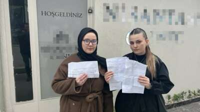 Bursa'da iki arkadaş, sokakta broşür