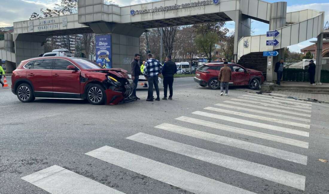 Bursa’da kavşakta feci kaza: 5 yaralı Bursa'nın Mudanya ilçesinde iki