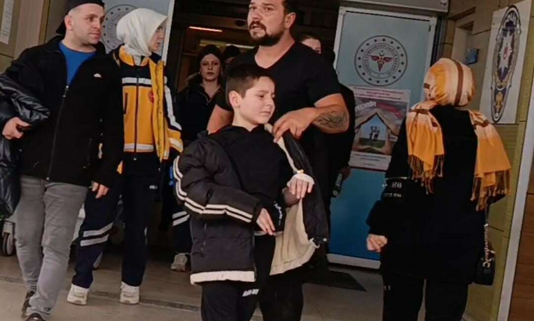 Bursa’da nacakla oynayan çocuğun parmağı tehlikede Bursa’nın İnegöl ilçesinde nacakla