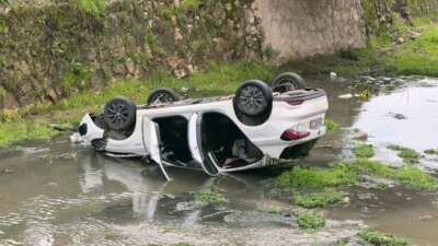 Bursa’da otomobil dere yatağına uçtu: 3 yaralı
