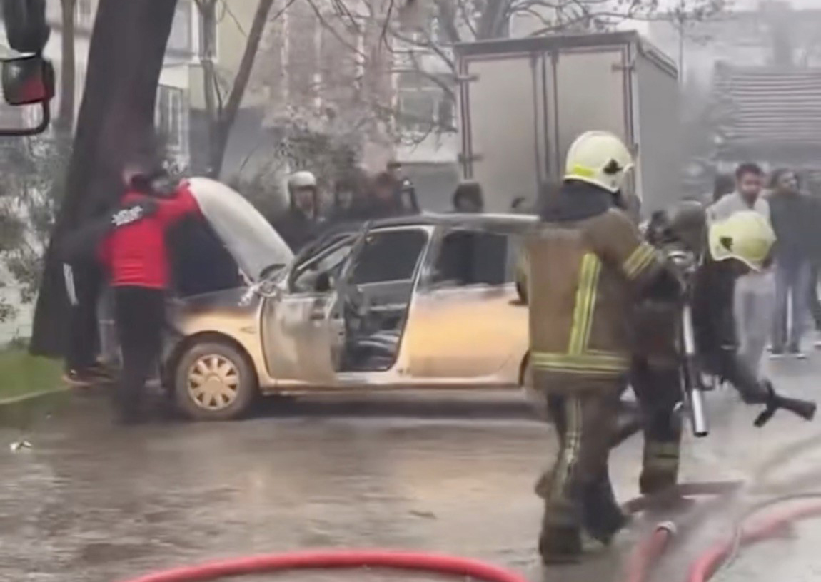 Bursa’da park halindeki midibüs yandı, otomobil zarar gördü