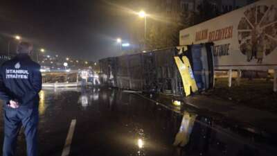 Çekmeköy’de kontrolden çıkan otobüs yan yattı