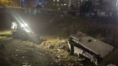 Esenyurt'ta kontrolden çıkan servis minibüsünün