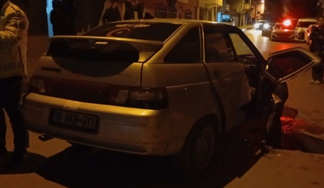 Gece saatlerinde sıkışmalı kaza: 2 yaralı Bursa'da hafif ticari araç