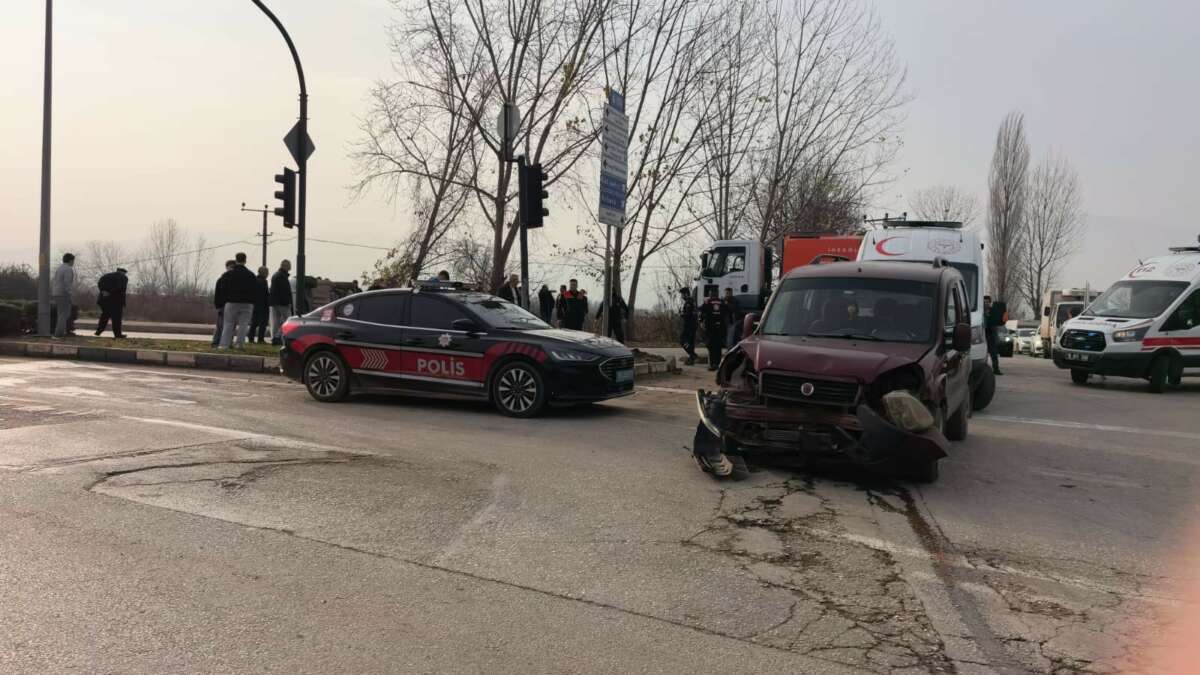 Hafif ticari araçlar çarpıştı: 3’ü çocuk 7 yaralı