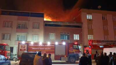 İki katlı evin çatısında çıkan yangın paniğe neden oldu