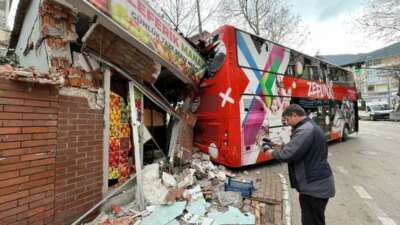 İmdat freni boşalan öğrenci otobüsü manava daldı…