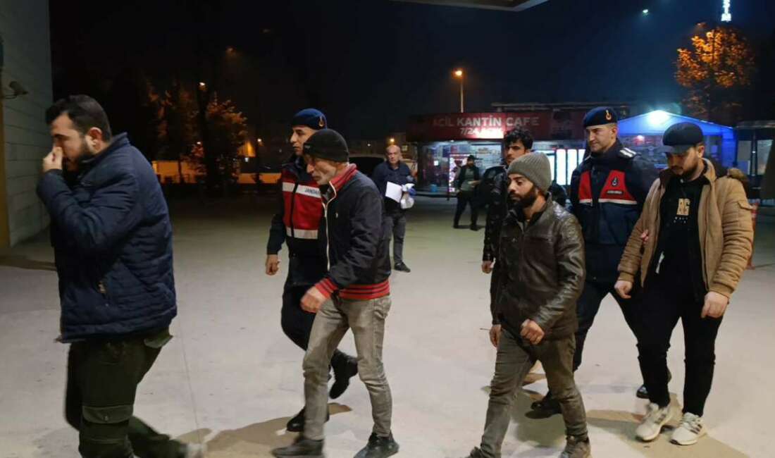 İnegöl’de 8 kaçak göçmen yakalandı Bursa'nın İnegöl ilçesinde Jandarma Komutanlığı