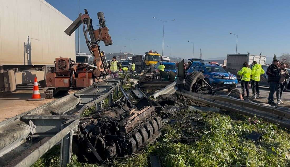 Kamyon bariyerlere saplandı: Kabinde can pazarı İstanbul İzmir Otoyolu Bursa çevre yolunda